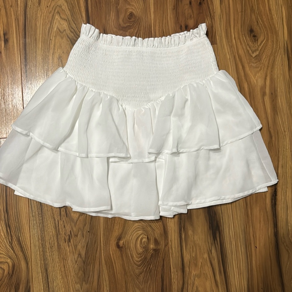 Mini skirt, very stretchy and flowy. Still with tags never worn.